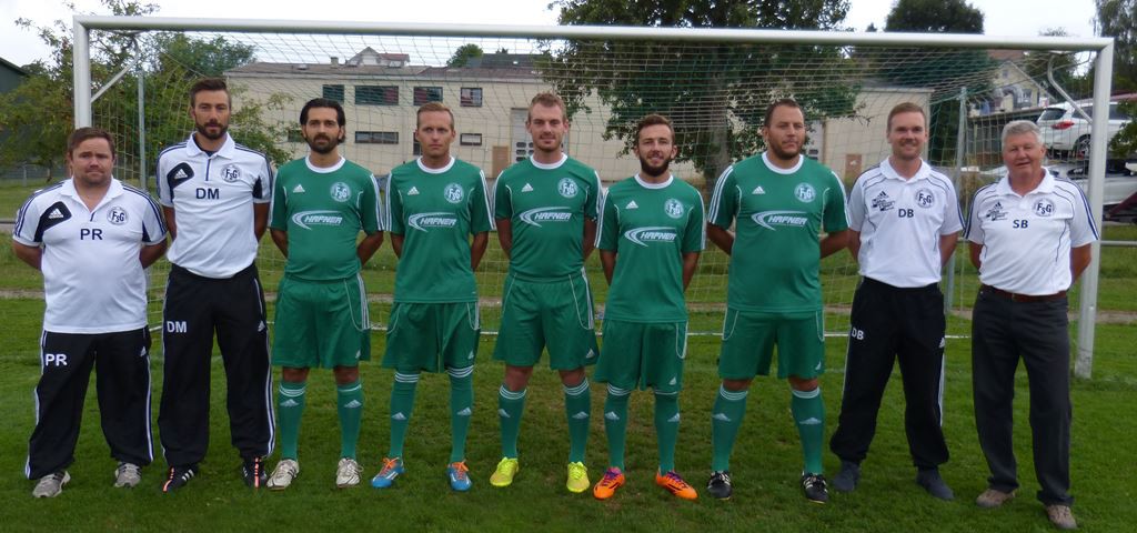 v.l.n.r.: Co-Trainer Patrick Reuter, Spielertrainer Daniel Matt, Adis Siyaric, Johannes Volk, Martin Warnke, Andrej Schwarz, Lars Gamper, Abteilungsleiter Fußball David Benkler, 1. Vorstand Siegfried Bühler